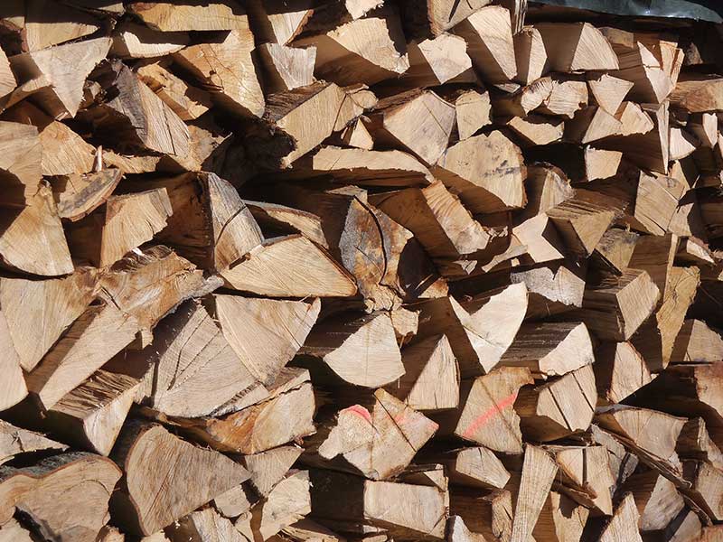 Brennholz und Mainholz stapeln
